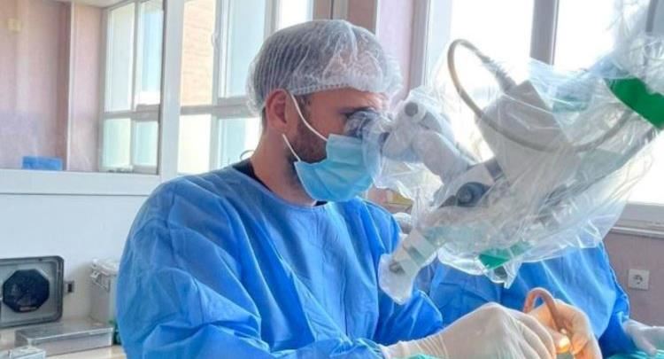 Pas 18 vjetësh në heshtje, pacientja rikthen dëgjimin falë një operacioni në QKUK