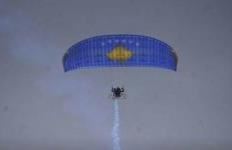 Shkruhet historia: Pilotja kosovare renditet e para në botë në paraglajd