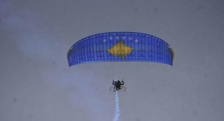 Shkruhet historia: Pilotja kosovare renditet e para në botë në paraglajd