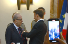 Macron ia dorëzon Kadaresë çmimin më të lartë të Republikës së Francës ‘Oficeri i Madh i Legjionit të Nderit’