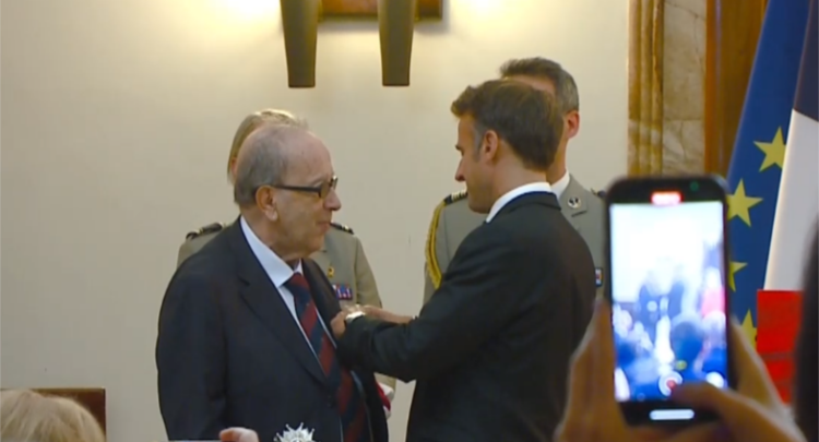 Macron ia dorëzon Kadaresë çmimin më të lartë të Republikës së Francës ‘Oficeri i Madh i Legjionit të Nderit’