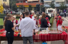 ‘Shega Fest’, produkti vendas në Lezhë promovohet me këngë dhe valle