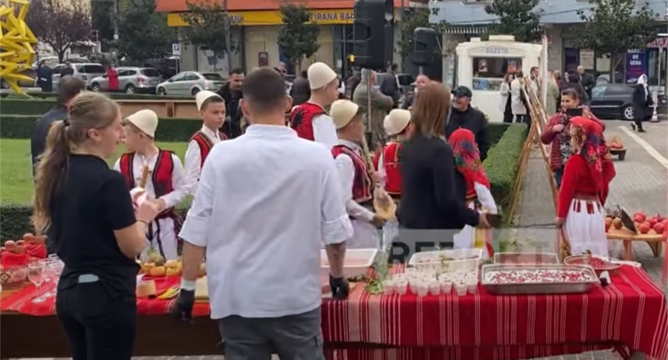 ‘Shega Fest’, produkti vendas në Lezhë promovohet me këngë dhe valle