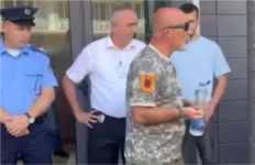 Qytetari me shalqi të Shqipërisë e Greqisë, e spërkat Kuvendin me ujë: E kam marrë nga hoxhallarët
