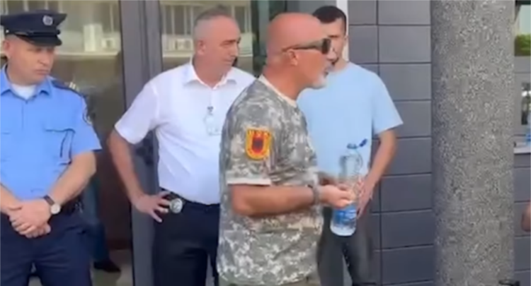 Qytetari me shalqi të Shqipërisë e Greqisë, e spërkat Kuvendin me ujë: E kam marrë nga hoxhallarët