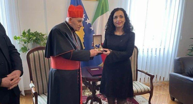 Kardinali Simoni mori Medaljen e Kosovës për Humanizëm “Shën Tereza”