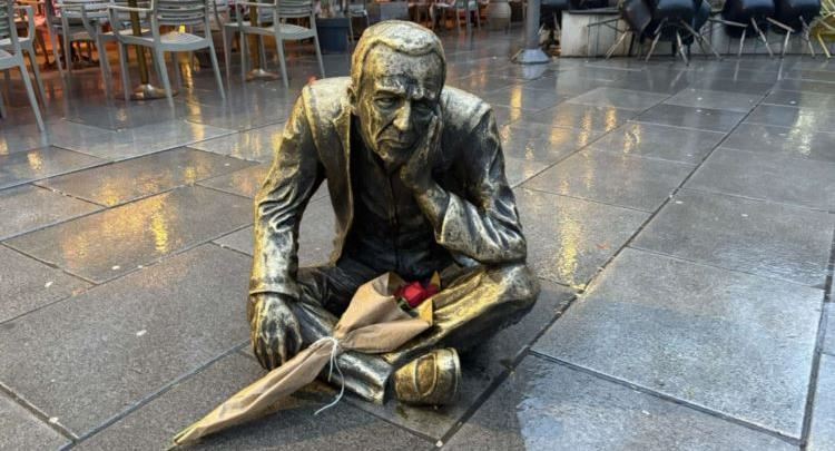 “Burri që s’luajti vendit”, mbushet me lule monumenti i Faik Rexhepit pas ndarjes nga jeta