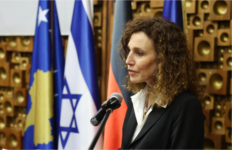 Ambasadorja e Izraelit: Urrejtja ndaj hebrenjve s’mbaroi me Holokaustin, vazhdon ende