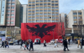​Flamuri kombëtar i dimensioneve të mëdha zbukuron sheshin e Prishtinës