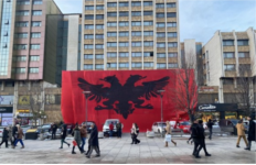 ​Flamuri kombëtar i dimensioneve të mëdha zbukuron sheshin e Prishtinës