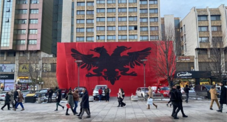 ​Flamuri kombëtar i dimensioneve të mëdha zbukuron sheshin e Prishtinës