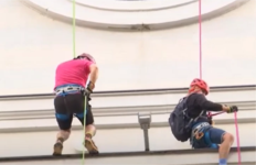 Lëshim me litar nga Katedralja në përkrahje të grave me kancer të gjirit