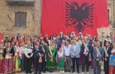 Nga Kalabria në të gjitha trevat shqiptare: Arbëreshët dhe shqiptarët bashkohen në një mesazh për Kosovën
