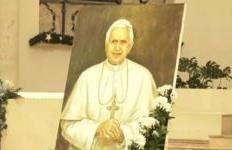 Kisha e Kosovës nderon Benediktin XVI në Katedralen Nënë Tereza në Prishtinë
