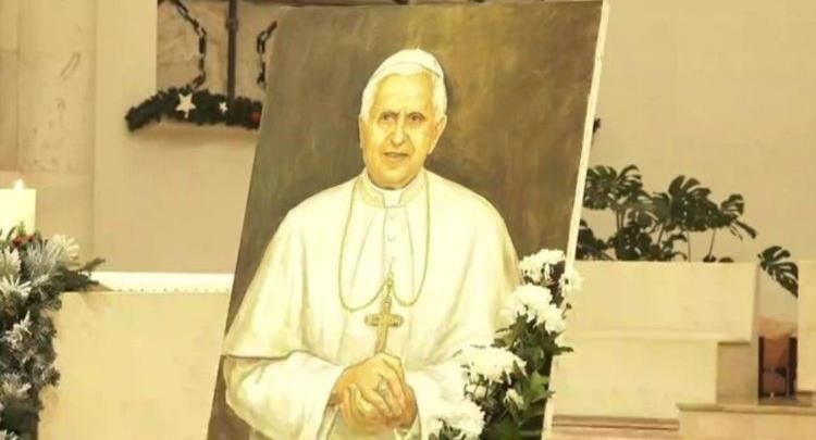 Kisha e Kosovës nderon Benediktin XVI në Katedralen Nënë Tereza në Prishtinë