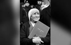 17 tetor 1979, Nënë Tereza fiton çmimin Nobel për Paqen. Por ajo refuzoi banketin
