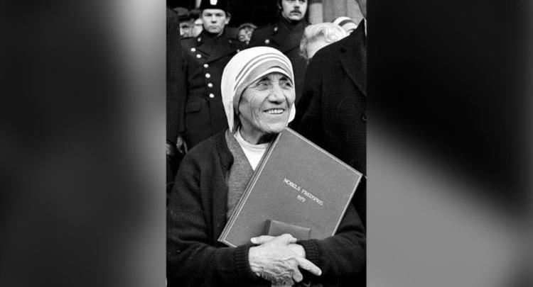 17 tetor 1979, Nënë Tereza fiton çmimin Nobel për Paqen. Por ajo refuzoi banketin