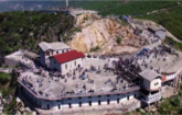 Si tentoi Enveri ta prishë Kishën e Shenjtë të Laçit dhe në atë ngjarje mbetën pa këmbë 32 ushtarë