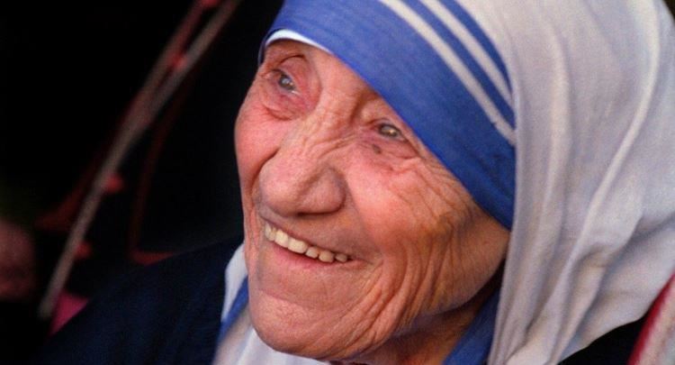 Nënë Tereza me sarin e bardhe me vijen blu anash, në botën e të varfërve