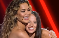 Rita Ora përqafon dhe i flet shqip konkurrentes nga Kosova në ”The Voice Australia”