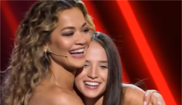 Rita Ora përqafon dhe i flet shqip konkurrentes nga Kosova në ”The Voice Australia”
