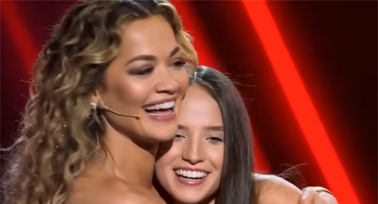 Rita Ora përqafon dhe i flet shqip konkurrentes nga Kosova në ”The Voice Australia”