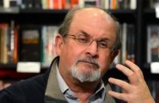 Salman Rushdie për The Guardian: Nënës time, i detyrohem për gjithçka