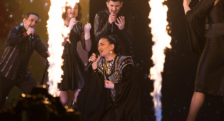 Albina Kelmendi e elektrizon skenën e Liverpool me këngën “Duje”
