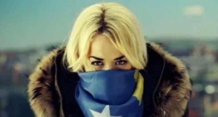 Rita Ora kujton 12 vjetorin e albumit të saj të parë “ORA” me këngën që ia kushtoi Kosovës: Do u mbijetojë dekadave