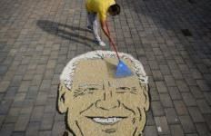 Artisti kosovar pushton mediet botërore, portretizon me fara Joe Biden, pamjet thyejnë rrjetin