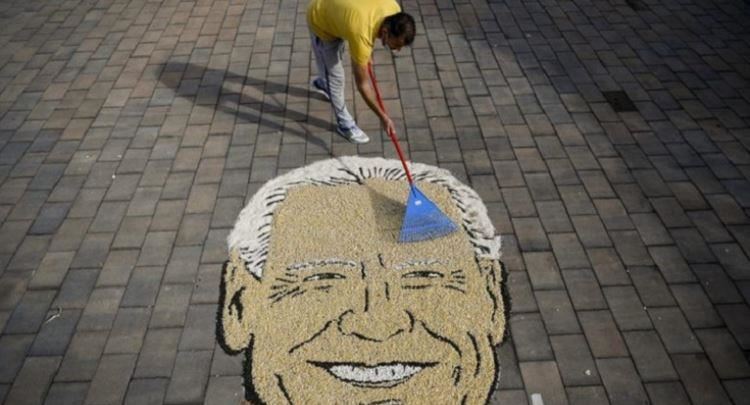 Artisti kosovar pushton mediet botërore, portretizon me fara Joe Biden, pamjet thyejnë rrjetin