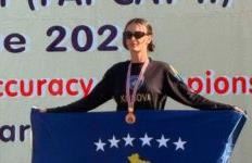 Lisjeta Thaqi renditet e para në botë në konkurrencën e vajzave në paragllajd