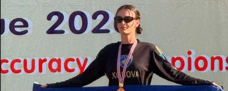 Lisjeta Thaqi renditet e para në botë në konkurrencën e vajzave në paragllajd