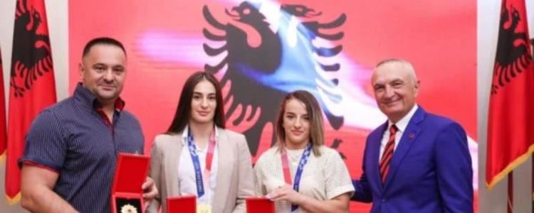 Presidenti i Shqipërisë dekoron Distria Krasniqin, Nora Gjakovën e Driton Kukën me medaljen “Nderi i Kombit”