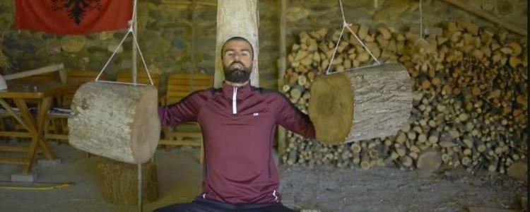 I riu nga Isniqi krijon palestrën me vegla druri dhe pajisje bujqësore