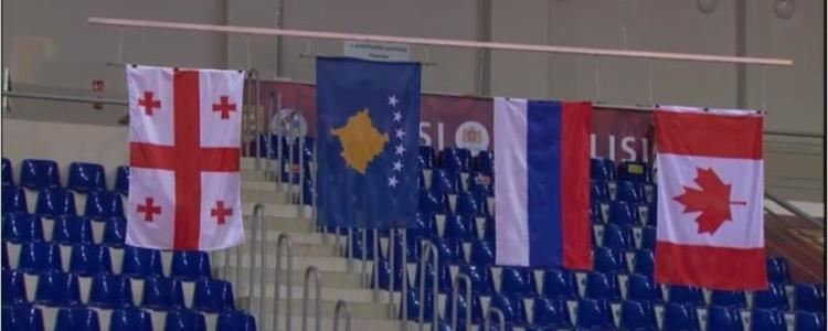 Nora na zbardh fytyrën, flamuri i Kosovës mbi atë të Rusisë
