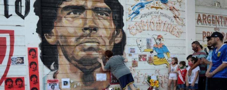Bota kujton madhështinë e Maradonës