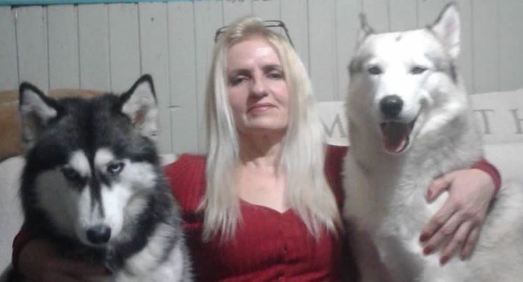 Luljeta Selimi, gruaja e cila përkujdeset për 17 qentë