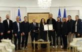 Osmani dekoron futbollistët e Kosovës