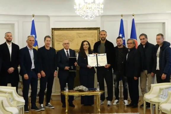 Osmani dekoron futbollistët e Kosovës