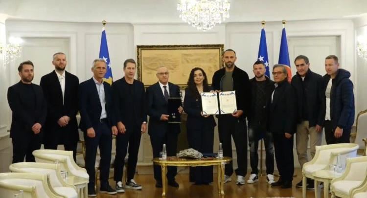 Osmani dekoron futbollistët e Kosovës