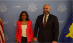 Zyrtari amerikan i Mbrojtjes mbërrin në Kosovë, Ambasada e SHBA’së tregon arsyen