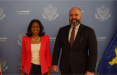Zyrtari amerikan i Mbrojtjes mbërrin në Kosovë, Ambasada e SHBA’së tregon arsyen