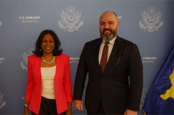 Zyrtari amerikan i Mbrojtjes mbërrin në Kosovë, Ambasada e SHBA’së tregon arsyen