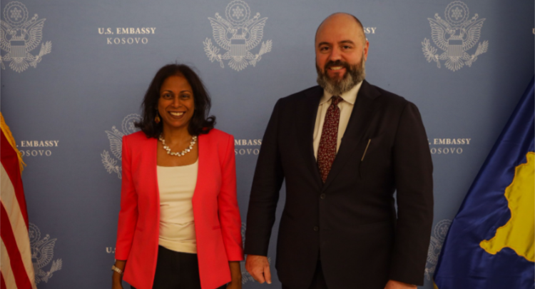 Zyrtari amerikan i Mbrojtjes mbërrin në Kosovë, Ambasada e SHBA’së tregon arsyen
