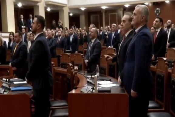 Kuvendi i Shqipërisë mban një minutë heshtje për familjen Jashari