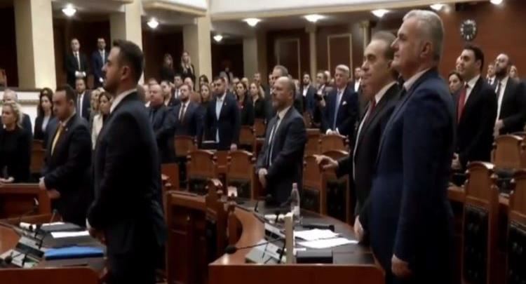 Kuvendi i Shqipërisë mban një minutë heshtje për familjen Jashari
