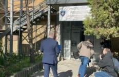 Azemi dorëzon në Polici dëshmitë për njehsorët elektrikë