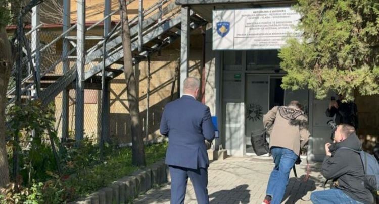 Azemi dorëzon në Polici dëshmitë për njehsorët elektrikë