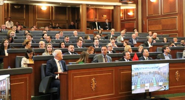 “VV ose t’i bëjë institucionet, ose të lëshojë rrugë”/ Analistët: Votat s’mund të merren me zor